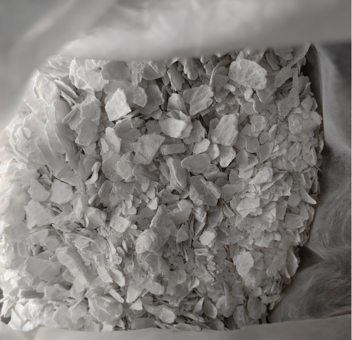 Anhydrous magnesium chloride flakes